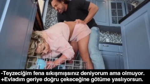 Bulaşık makinesine sıkışan arkadaşının annesine dayadı