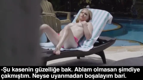 Havuz başında çıplak güneşlenen kız kardeşimi görünce