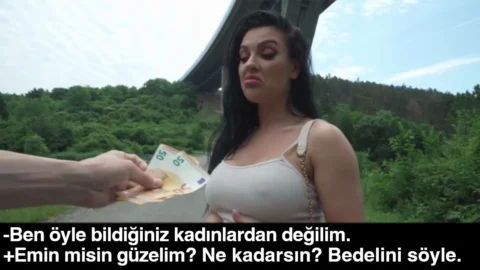 Otostopçu hatun parayı görünce gururunu bir kenarı bıraktı